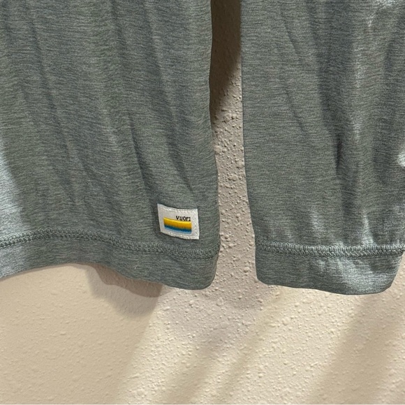 Vuori Men’s Green Strato Tech Long Sleeve T-Shirt Crew Performance Stretch *READ - Picture 3 of 5